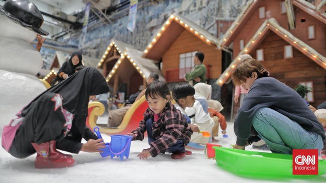 Warga bermain di wahana Trans Snow World Bekasi, Jawa Barat. Senin, 23 Maret 2026. (CNN Indonesia/Adhi Wicaksono)