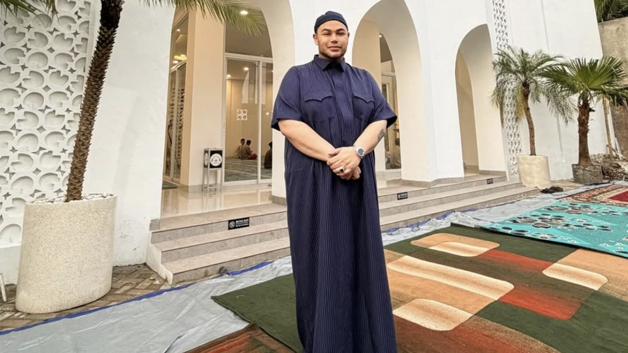 Setelah Jualan Nasi Kulit&comma; Ivan Gunawan Kini Desain Cup Kopi Populer