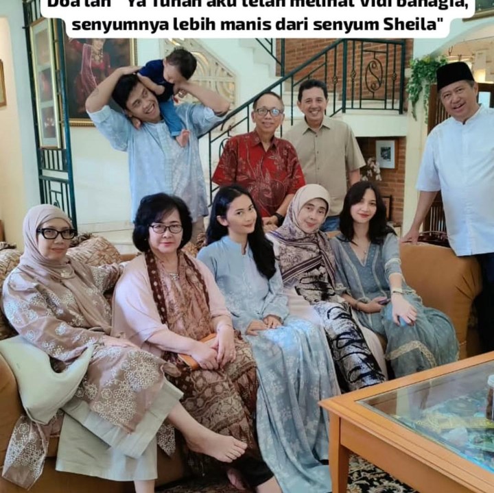 <p>Tak hanya itu, sang ayah juga mengabadikan foto keluarga besar di hari raya. Ia menyebut bahwa mendiang putranya juga ikut foto bersama. &ldquo;Ternyata VIDI ikut foto di belakagn Sheila harus di-scan pakai frekuensi surga. Caranya: Pejamkan matamu 10 detik, doalah &lsquo;Ya Tuhan aku telah melihat Vidi bahagia, senyumnya lebih manis dari senyum Sheila,&rdquo; tuturnya.&nbsp;(Foto: Instagram @v8harrykiss)</p>