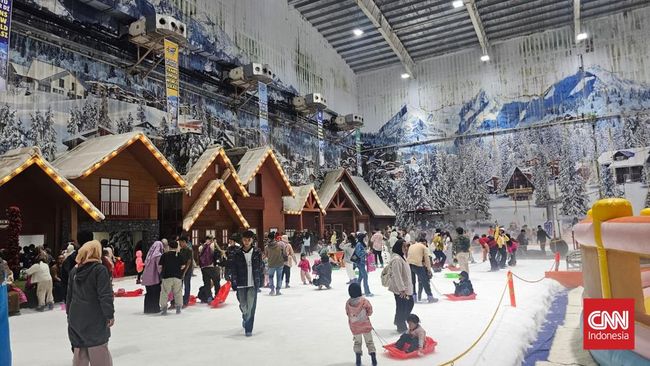 Suasana di Trans Snow World Bekasi saat libur lebaran, Senin (23/3)