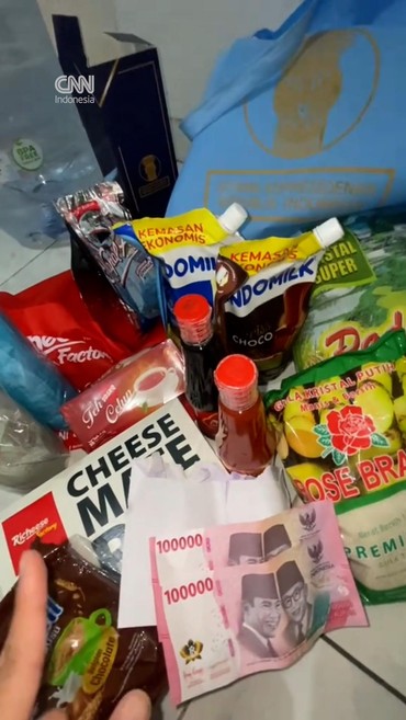 Momen Warganet Unboxing Bingkisan dari Open House Prabowo