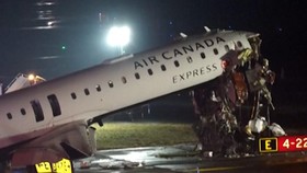 Penampakan Pesawat Usai Tabrak Truk Damkar di New York