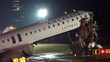 Penampakan Pesawat Usai Tabrak Truk Damkar di New York