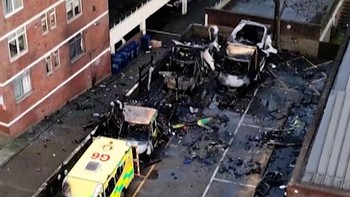 Penampakan Bangkai Ambulans Relawan Yahudi Dibakar di London