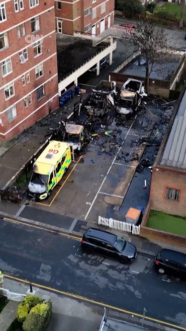 Penampakan Bangkai Ambulans Relawan Yahudi Dibakar di London