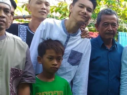 Pria Ini Viral Pakai Baju Lebaran yang Sama Selama 10 Tahun, Ini Alasannya