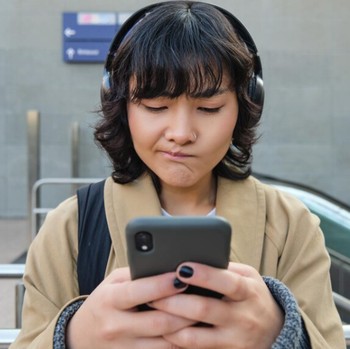 4 Ciri Kepribadian Orang yang Suka Lupa Balas Chat, Besoknya Baru Ingat!