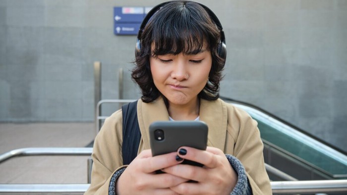 4 Ciri Kepribadian Orang yang Suka Lupa Balas Chat, Besoknya Baru Ingat!