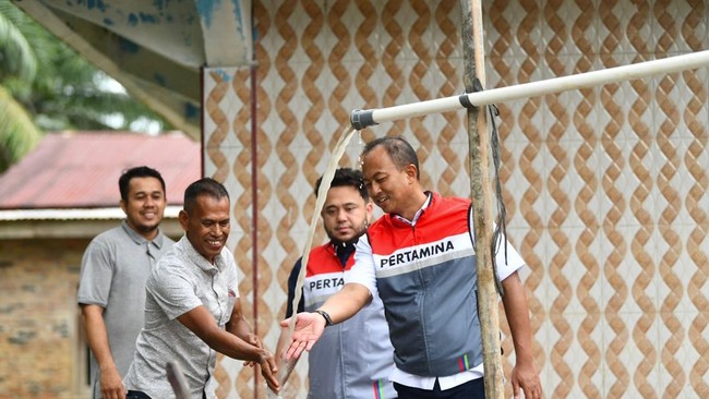 PT Pertamina berkomitmen menyediakan akses air bersih di Indonesia, termasuk Papua dan Sumatra, melalui pembangunan sumur bor dan fasilitas penyaringan.