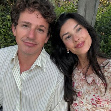 Resmi Jadi Ayah, Charlie Puth Pilih Nama Anak dari Lagu Legendaris The Beatles