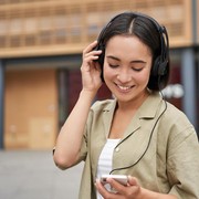 4 Ciri Kepribadian Orang yang Suka Dengar Lagu yang Sama Berulang-ulang