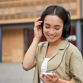 4 Ciri Kepribadian Orang yang Suka Dengar Lagu yang Sama Berulang-ulang