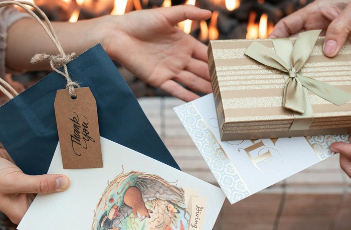 5 Tanda Orang dengan Love Language Receiving Gifts