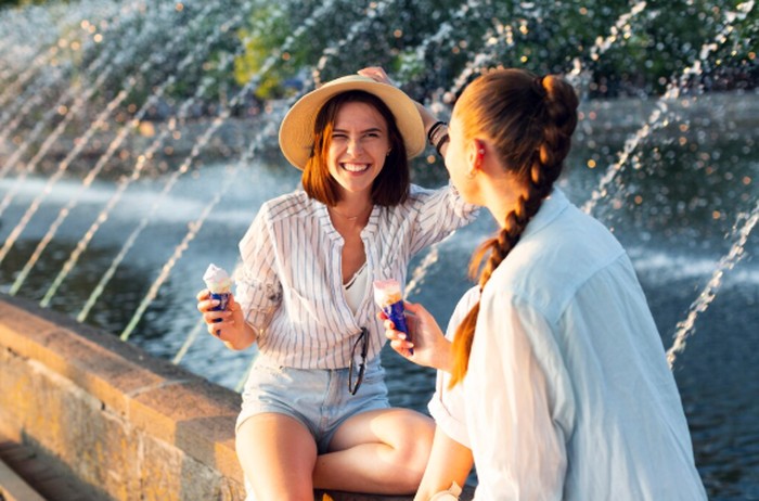 ESFP suka keseruan dan momen spontan. Mereka menikmati liburan singkat bersama teman./ Foto: freepik.com