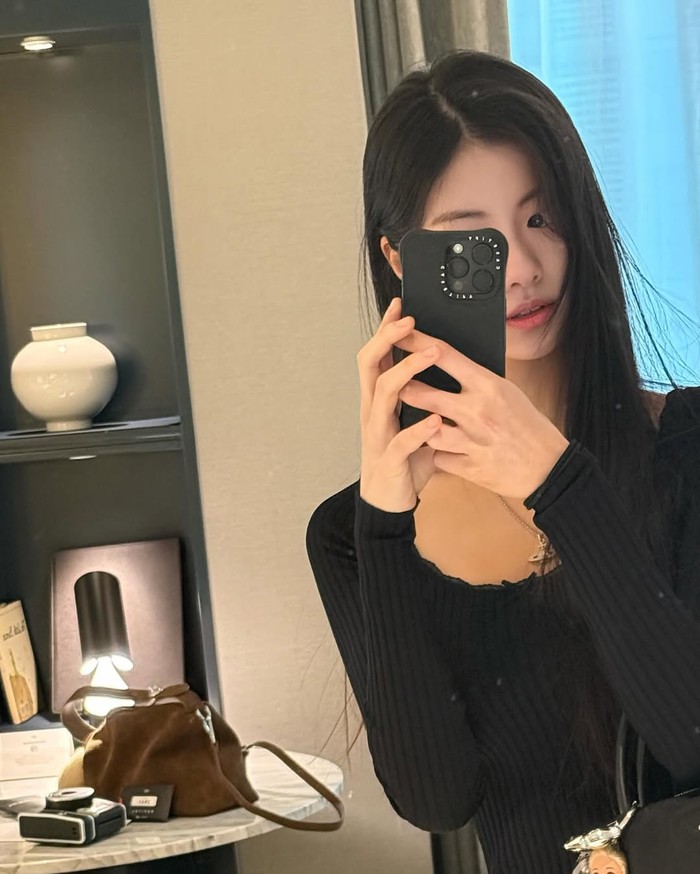 Kalau kamu sudah mengikuti LE SSERAFIM sejak debut dengan mini album pertama, &lsquo;FEARLESS&rsquo;, pada 2 Mei 2022, kamu tentunya sudah tidak asing lagi dengan sosok Kim Garam. Ya, girl group itu awalnya beranggotakan enam orang. / Foto: instagram.com/garamonly