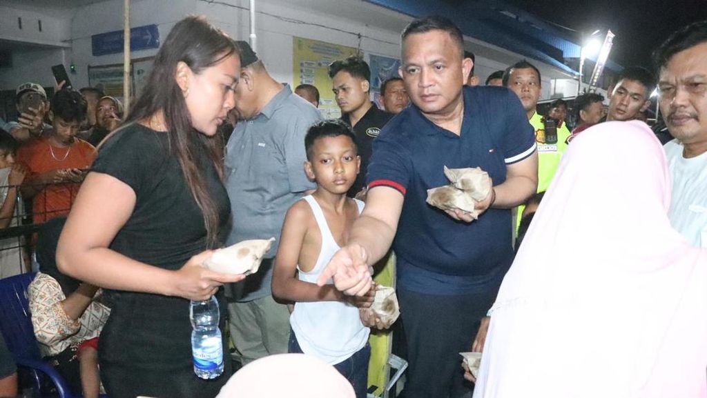 Kapal Nelayan Angkut 64 Wisatawan Karam di Pulau Salah Namo Sumut