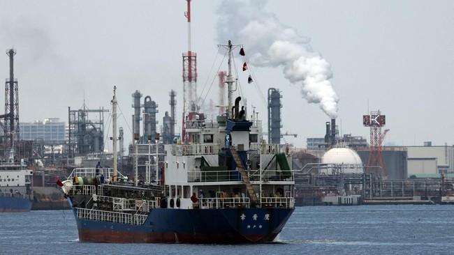 Jadi Korban Perang AS-Iran, Tetangga Kaya RI Minta Minyak ke Singapura