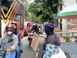 Ragunan Masih Ramai di H+3 Lebaran, Lalin Menuju Pintu Masuk Macet