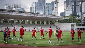 Berita Olahraga Terkini CNN Sport : Rizky Ridho Kaget Metode Herdman Ulas Taktik: Bawa TV ke Lapangan