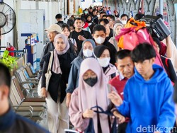 Video Stasiun Senen Mulai Diserbu Pemudik yang Ogah Telat Masuk Kerja