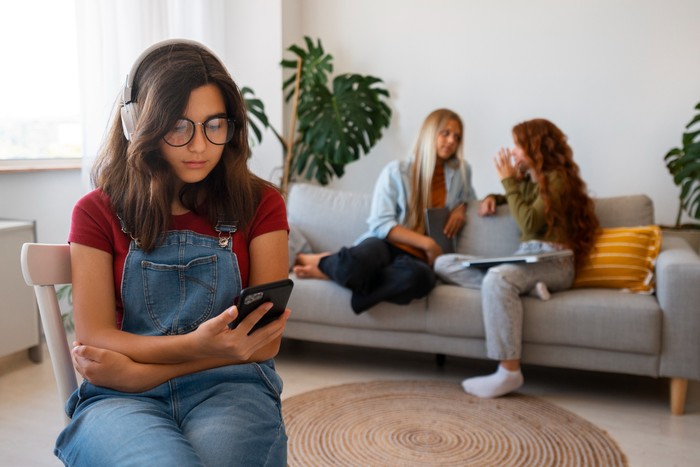 Memiliki kecenderungan sebagai introvert sehingga lebih selektif dalam membangun hubungan pertemanan/Foto: Freepik/Jcomp