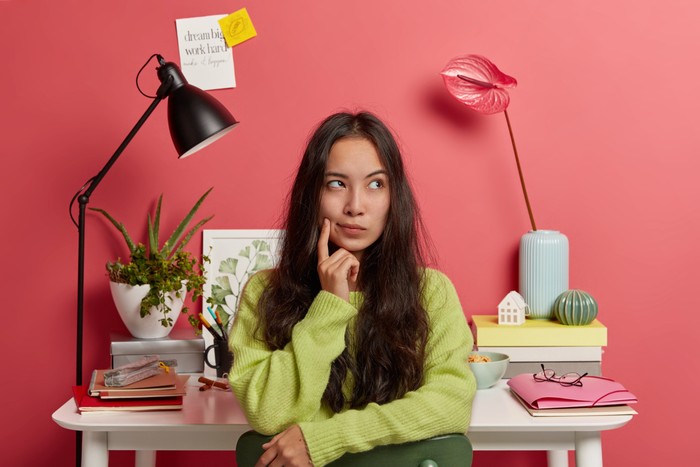 Orang yang memiliki ciri kepribadian tidak suka basa-basi biasanya terlihat diam dan merenung untuk memproses sesuatu/Foto dok: Freepik/Wayhomestudio