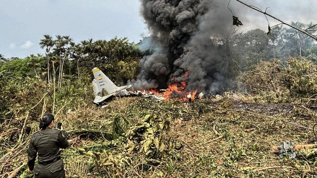FOTO: Kecelakaan Maut Pesawat Militer Kolombia