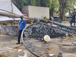 Tiang PJU di Kawasan Taman Pramuka Bandung Roboh