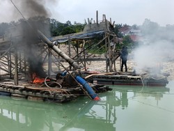 Tindak Tegas Tambang Ilegal, Polisi Bakar 3 Rakit PETI di Kuansing