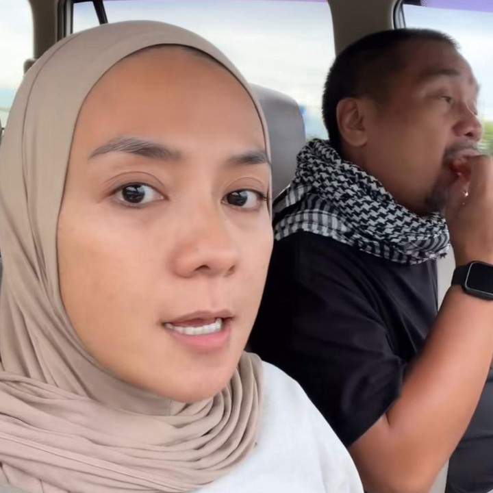 <p>Momen itu dibagikan Enno melalui unggahan di akun Instagram pribadinya. Ia diketahui pergi bersama sang suami, Priambodo, dan ketiga putranya. Enno juga sempat bercerita soal perjalanannya ke Blitar di hari pertama Lebaran. "Mudik ke Blitar kali ini kami berangkat pas di hari pertama lebaran, dan bener aja, macet banget dari tol Dawuan sampai Cirebon, karena berangkat sore jadinya sepanjang malam kena macet," ungkap Enno. (Foto: Instagram @ennolerian_)</p>