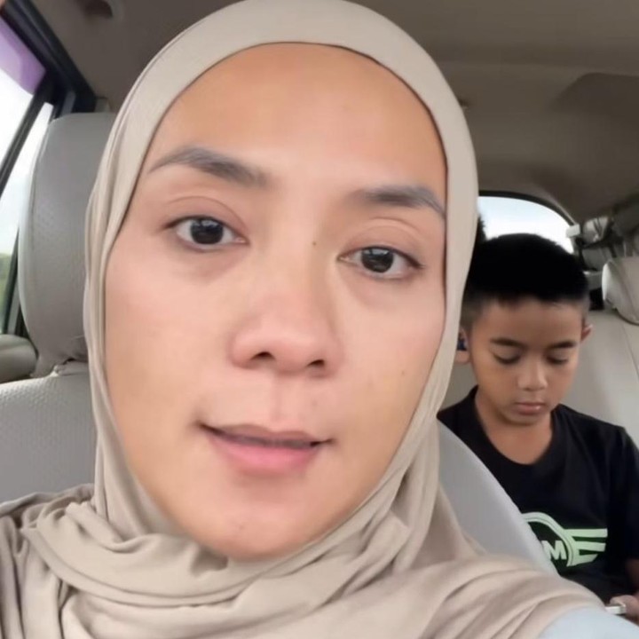 <p>Selain itu, Enno menceritakan bahwa perjalanan yang biasanya bisa ditempuh sekitar 10 jam, kali ini justru terasa jauh lebih lama dari perkiraannya, Bunda. "Biasanya perjalanan mau pulang ke Blitar seharusnya 10 jam kalau tanpa berhenti. Tapi kenyataannya, ini sudah lebih dari setengah hari jalan, tapi belum sampai-sampai," kata Enno. (Foto: Instagram @ennolerian_)</p>