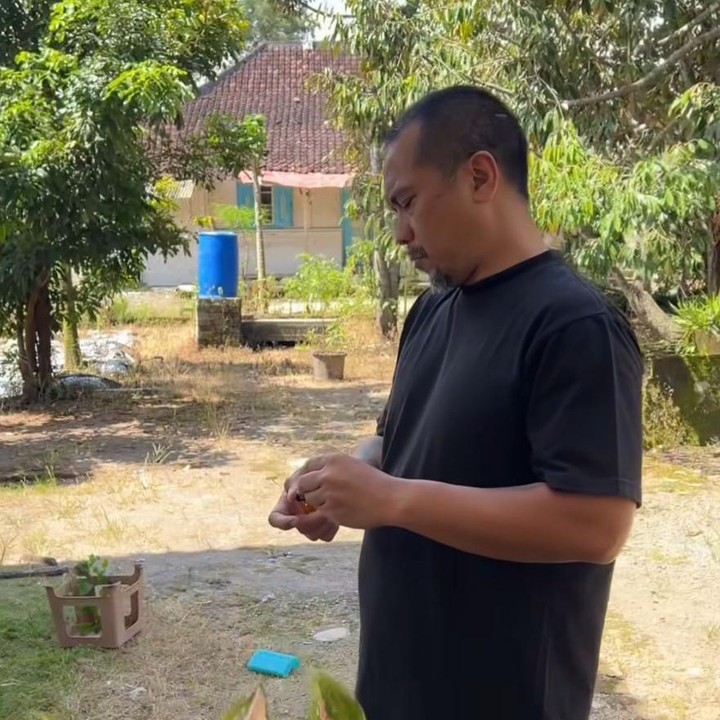 <p>Setelah menempuh perjalanan selama lebih dari 30 jam, Enno akhirnya tiba di kampung halamannya di Blitar. "Setelah lebih dari 30 jam perjalanan akhirnya sampai juga di Blitar langsung ketemu mama papaku, jadi ceritanya bikin kejutan karena memang bilangnya gak mudik kali ini hehehehe," ujarnya. (Foto: Instagram @ennolerian_)</p>