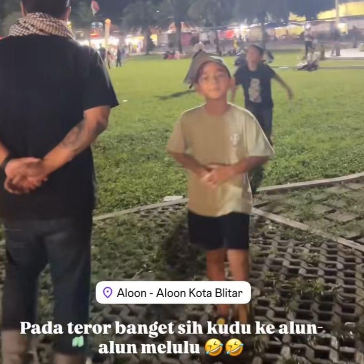 <p>Usai menempuh perjalanan panjang menuju kampung halaman, Enno langsung mengajak anak-anak dan keluarganya untuk berjalan-jalan ke alun-alun. Mereka pun tampak menikmati suasana dan berbagai kegiatan seru yang ada di sana. (Foto: Instagram @ennolerian_)</p>