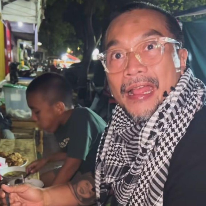 <p>Setelah puas berkeliling di alun-alun Blitar, Enno dan keluarga pun berhenti sejenak untuk beristirahat. Mereka kemudian menikmati makan malam dengan mencicipi berbagai kuliner khas setempat. (Foto: Instagram @ennolerian_)</p>