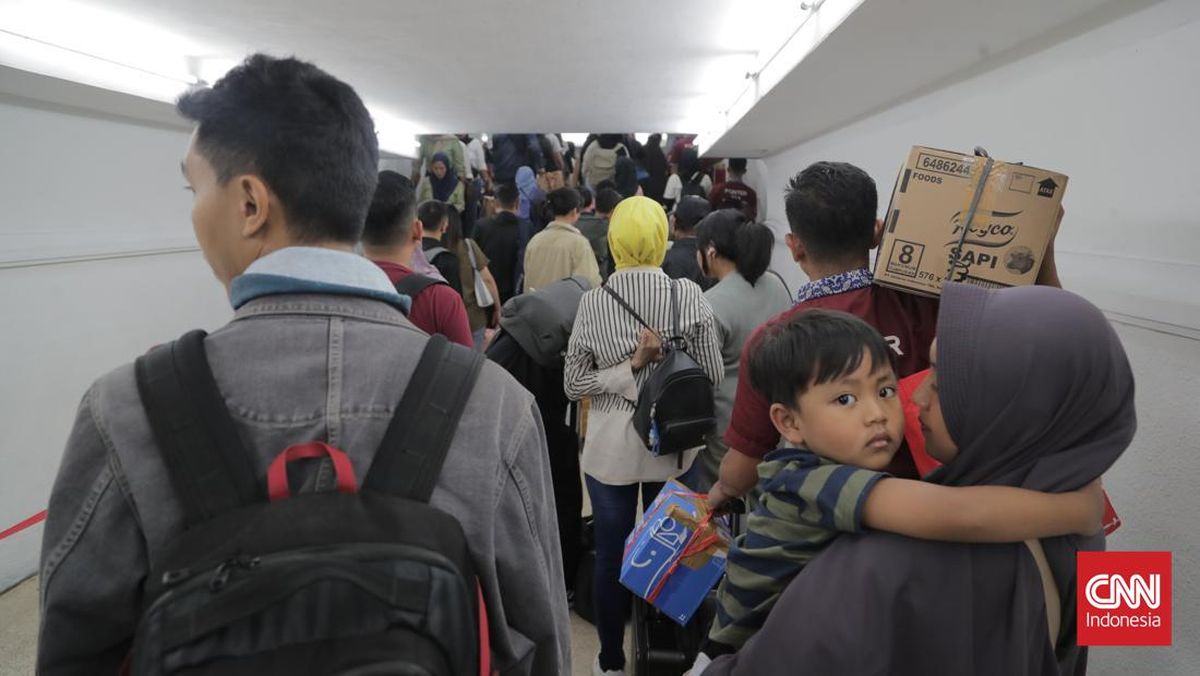 FOTO: Suasana Arus Balik Stasiun Pasar Senen