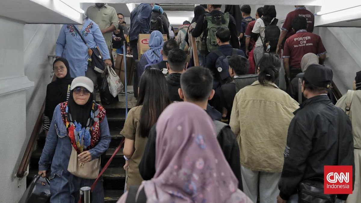 FOTO: Suasana Arus Balik Stasiun Pasar Senen