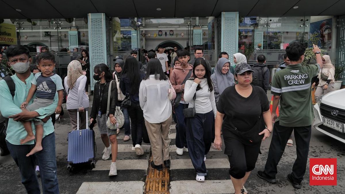 FOTO: Suasana Arus Balik Stasiun Pasar Senen