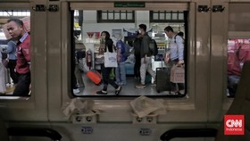 FOTO: Suasana Arus Balik Stasiun Pasar Senen