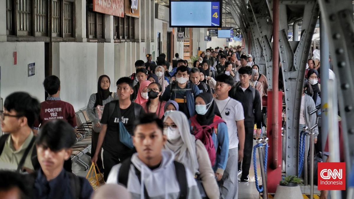 FOTO: Suasana Arus Balik Stasiun Pasar Senen