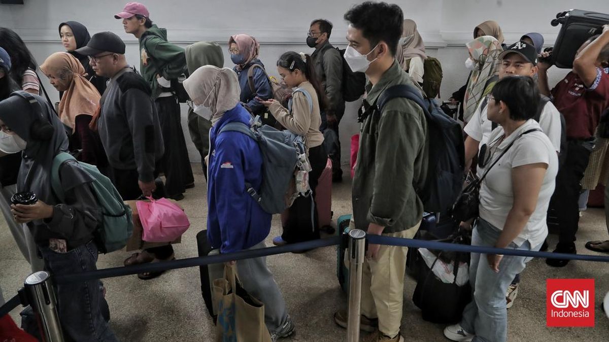 FOTO: Suasana Arus Balik Stasiun Pasar Senen