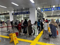 Stasiun Manggarai Kembali Ramai Penumpang, Ada yang Wisata hingga Pulang Mudik