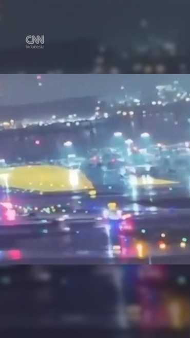 CCTV Detik-detik Pesawat Air Canada Tabrak Truk Damkar di New York