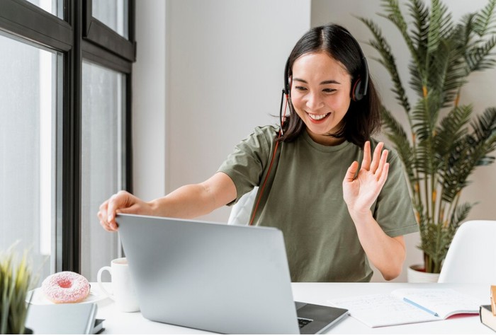 Tren lady girl job. Simak 7 pekerjaan yang bisa dicoba mulai dari content creator sampai host live/Foto: freepik.com/freepik