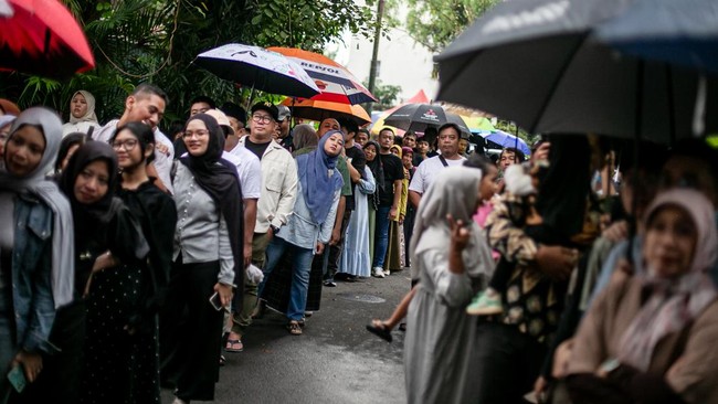 Warga Antre Ucapkan Selamat Ulang Tahun ke Rumah Jokowi