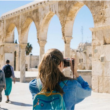 Hidup Cuma Sekali! Ini 5 Zodiak yang Paling 'YOLO' dan Santai