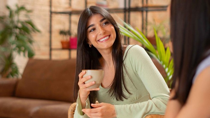 Orang dengan IQ tinggi tidak selalu tersenyum hanya untuk terlihat ramah. Mereka memahami bahwa terlalu banyak tersenyum dapat terlihat tidak tulus atau bahkan menunjukkan rasa cemas. Sebaliknya, senyum mereka cenderung jarang tetapi autentik dan tulus.