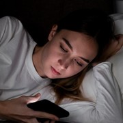 5 Ciri Kepribadian Orang yang Sering Begadang, Ternyata Punya Energi Sosial Tinggi!