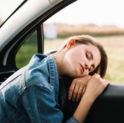 5 Ciri Kepribadian Unik Orang yang Bisa Tidur di Mana Saja, Kamu Salah Satunya?