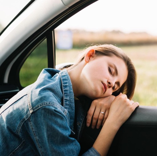 5 Ciri Kepribadian Unik Orang yang Bisa Tidur di Mana Saja, Kamu Salah Satunya?