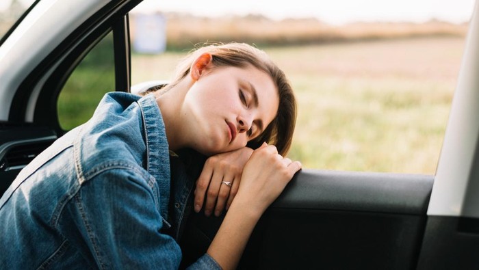 5 Ciri Kepribadian Unik Orang yang Bisa Tidur di Mana Saja, Kamu Salah Satunya?